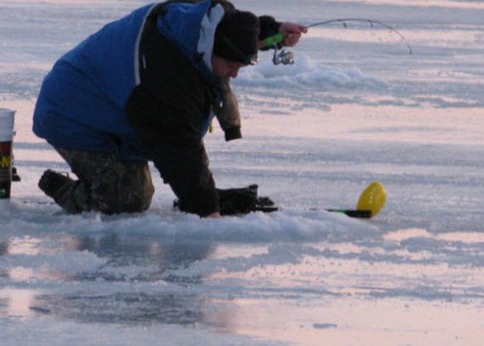 ice fishing for walleyes green bay wi